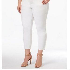 Ava & Viv 18W White Cropped Jegging